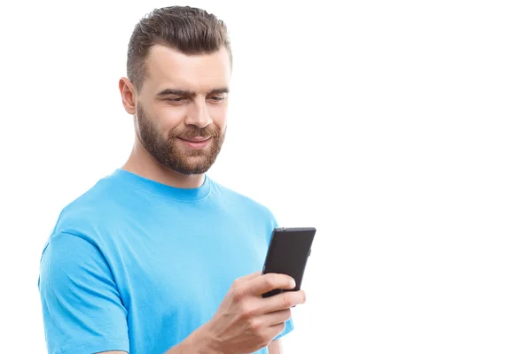 Мужчина с бородой в руках держит мобильный телефон — стоковое фото