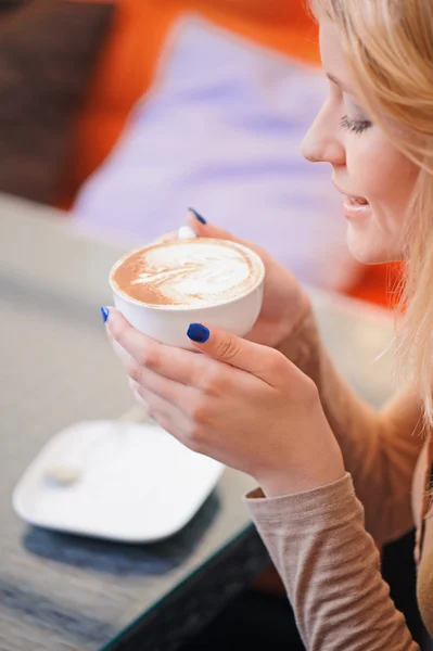 Mulher loira segurando xícara de café — Fotografia de Stock