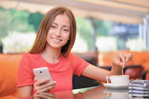 Junges Mädchen in Café mit Handy — Stockfoto