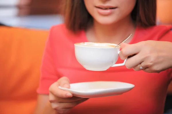 Close-up de jovem mulher bebendo café — Fotografia de Stock