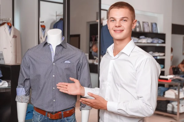 Vendedor mostrando artículos en la tienda —  Fotos de Stock