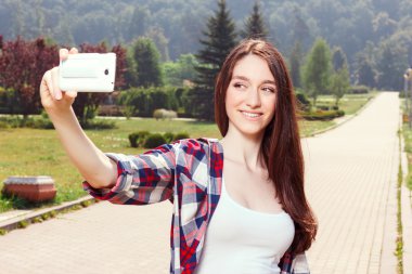 Güzel kız holding cep telefonu 