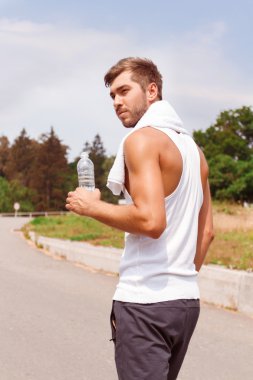 Hoş adam yarıştan sonra rahatlatıcı