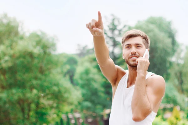 Aktiver Mann drückt Positivität aus — Stockfoto