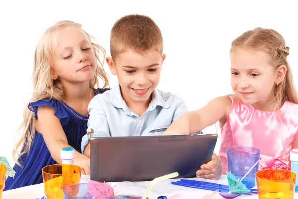 Enfants ludiques assis avec ordinateur portable — Photo