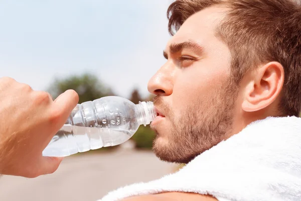 Cara bonito beber água — Fotografia de Stock