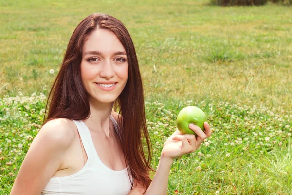 Pěkná mladá dívka jablko — Stock fotografie