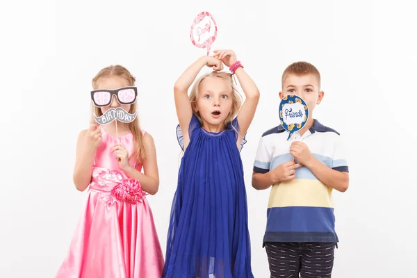 Levendige vrienden tonen emoties — Stockfoto