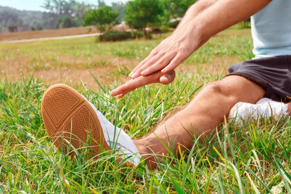 草の上に座ってナイスガイ — ストック写真