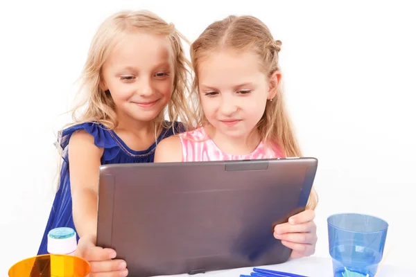 Verspielte Kinder sitzen mit Laptop — Stockfoto