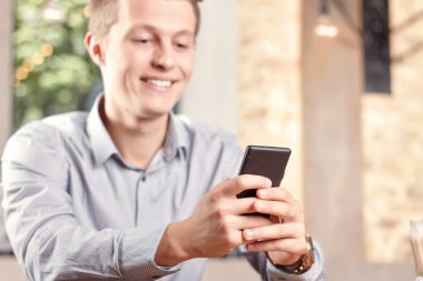 Cep telefonu kullaranarak adam
