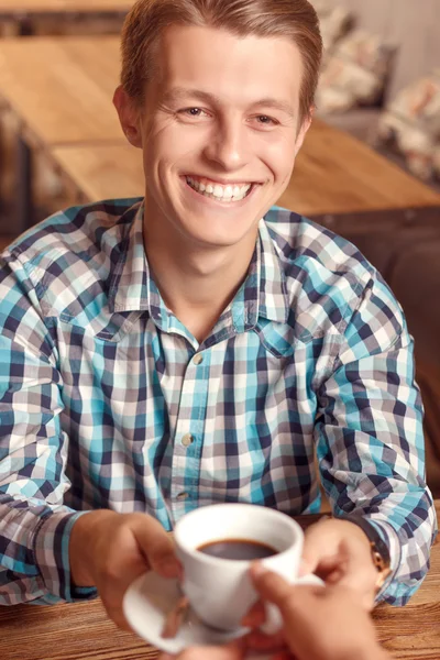 Bărbatul primește o ceașcă de cafea — Fotografie, imagine de stoc