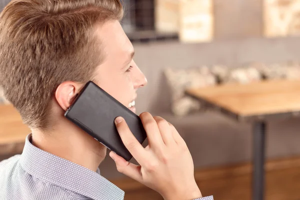 Man talking on mobile phone — Stock Photo, Image