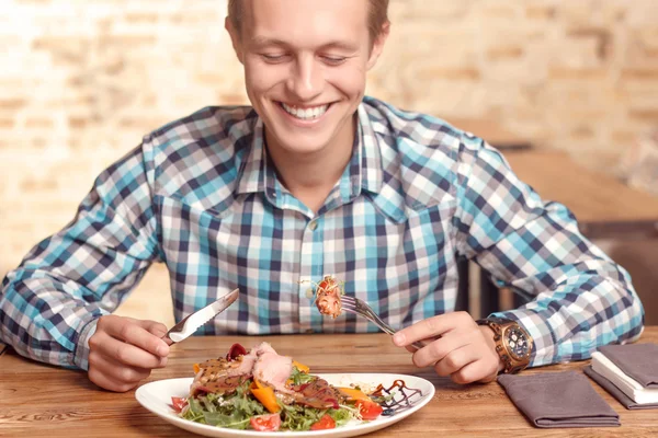 Man eating salad — Stock Photo, Image