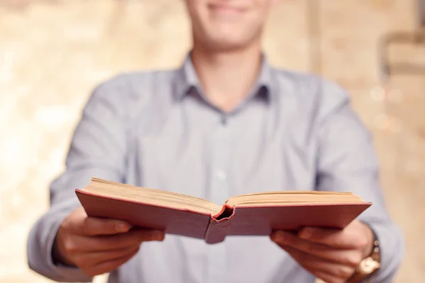 Homem segurando livro aberto — Fotografia de Stock