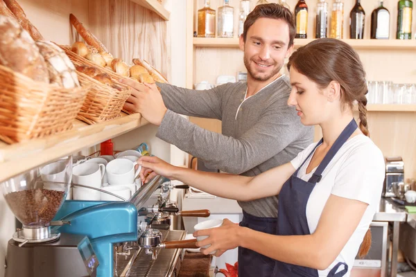 Mannelijke en vrouwelijke werknemers in café — Stockfoto