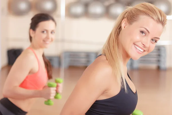 Mulheres fazendo exercícios — Fotografia de Stock