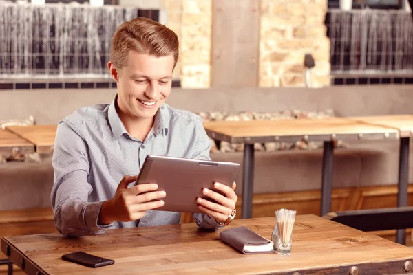 Homem sorridente com tablet — Fotografia de Stock