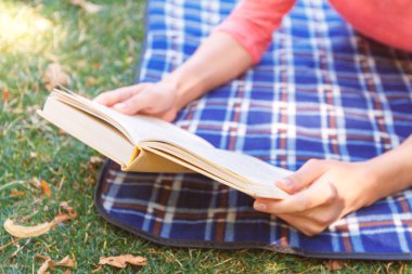 Kitap okuyan genç bir kadın