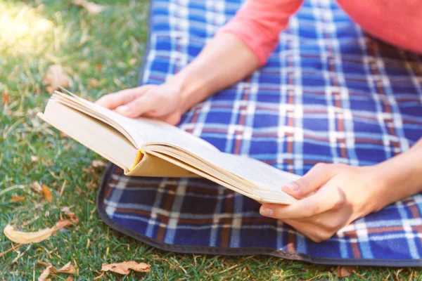 Wanita muda membaca buku — Stok Foto