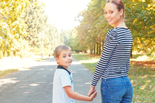 Anne ve oğlu yürüyüş sırasında — Stok fotoğraf