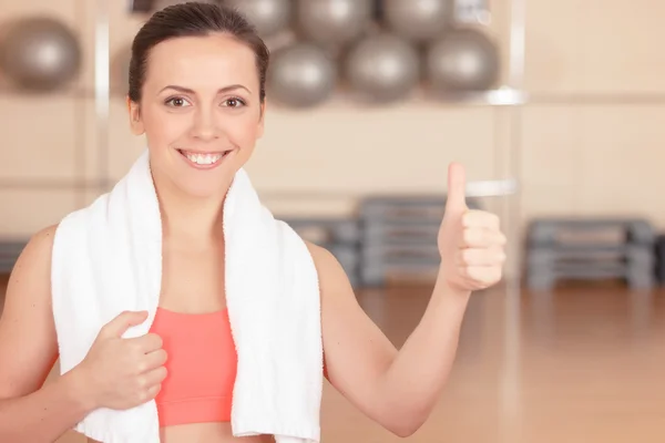 Mujer con toalla pulgar hacia arriba — Foto de Stock