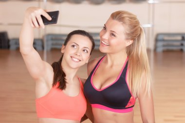 Selfie spor salonunda yapıyor kızlar