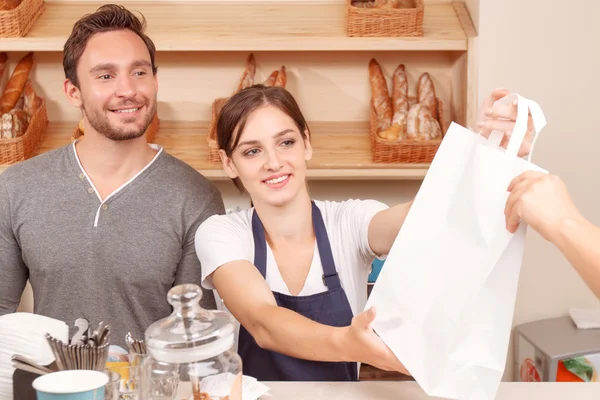 Cafeteria munkavállaló szolgálatot teljesítő ügyfél — Stock Fotó