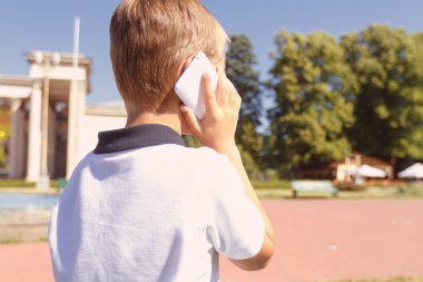 Küçük çocuk cep telefonu konuşurken