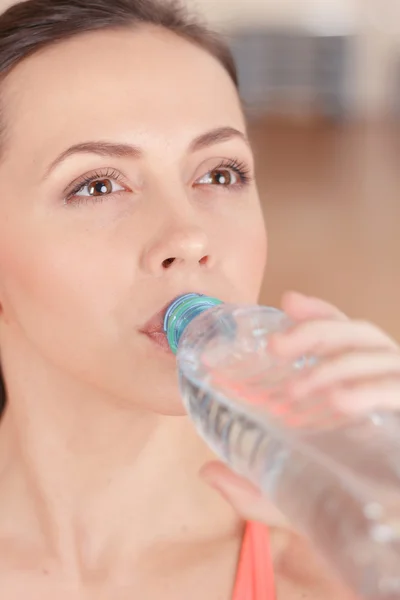 Giovane sportiva acqua potabile dopo l'allenamento — Foto Stock