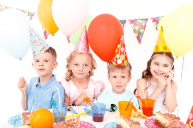 Renkli balonlar ile küçük mutlu çocuk 
