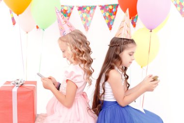 Cep telefonu ile iki kız