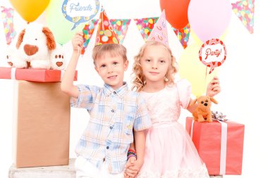 Küçük erkek ve kız poz