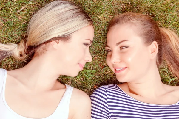 Close up of lesbian couple in park — Stock Photo, Image