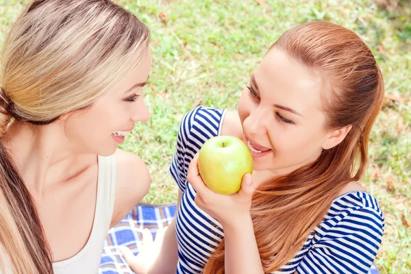 Twee mooie meisjes tijdens picknick — Stockfoto