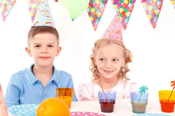 Niño y niña durante la fiesta de cumpleaños —  Fotos de Stock