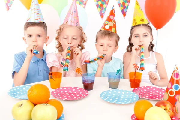 Niños pequeños durante la fiesta de cumpleaños — Foto de Stock