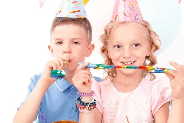 Menino e menina durante a festa de aniversário — Fotografia de Stock