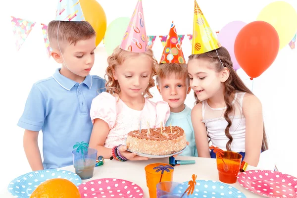 Boldog gyermekek, pózol, születésnapi torta — Stock Fotó
