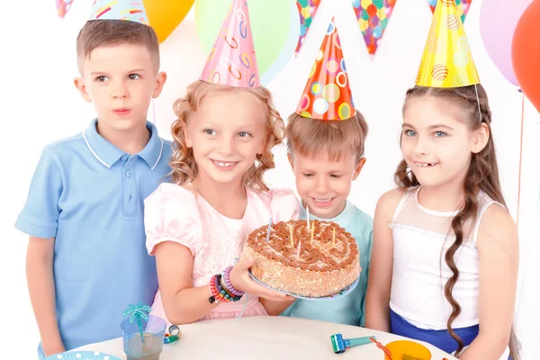 Niños felices posando con pastel de cumpleaños —  Fotos de Stock