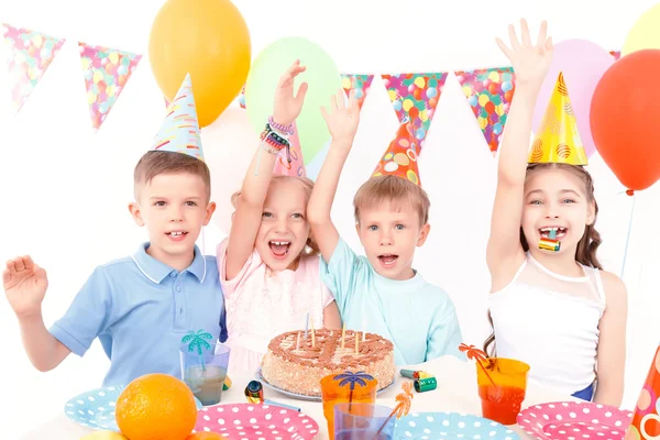 Glückliche Kinder posieren mit Geburtstagstorte — Stockfoto