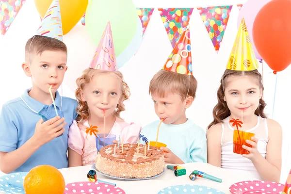 Niños felices posando con pastel de cumpleaños — Foto de Stock