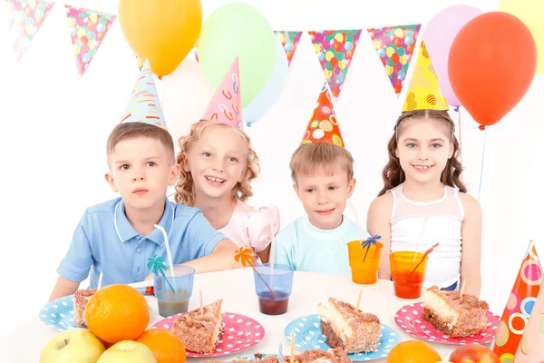 Счастливые маленькие дети на дне рождения — стоковое фото
