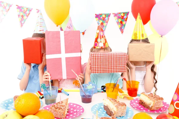 Niños pequeños posando con regalos de cumpleaños —  Fotos de Stock