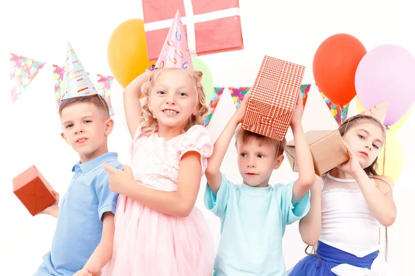 Crianças posando com presentes de aniversário — Fotografia de Stock