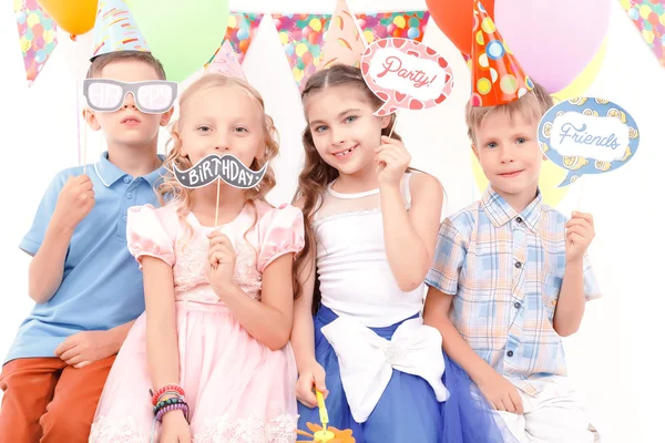 Bambini con piccoli cartellini di compleanno — Foto Stock