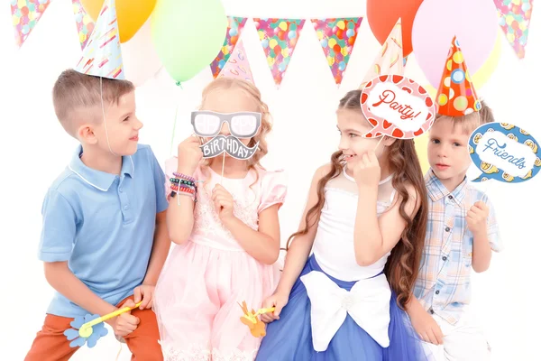 Kinderen houden weinig verjaardag tags — Stockfoto