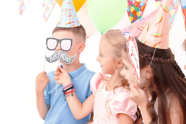 Kinderen houden weinig verjaardag tags — Stockfoto