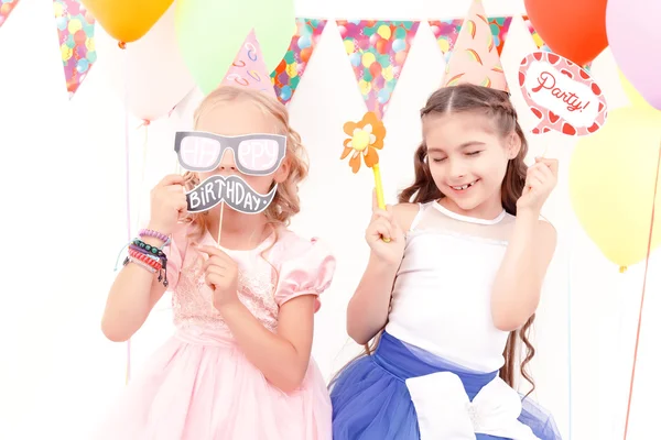 Meisjes spelen met verjaardag tags — Stockfoto