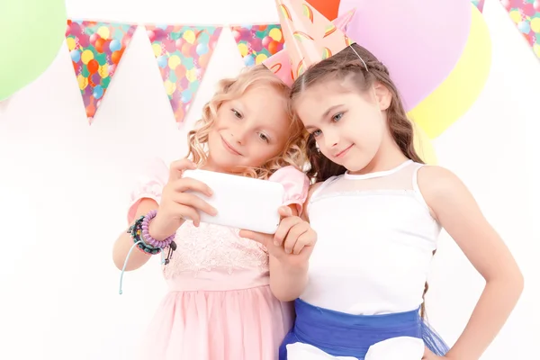 Two pretty girlfriends doing selfie — Stock Photo, Image